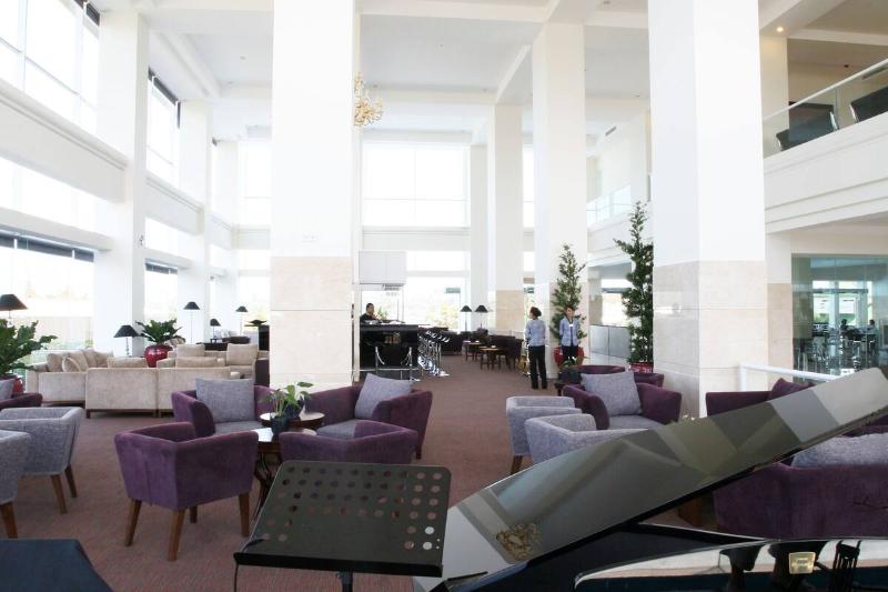 Sintesa Peninsula Hotel Manado - Lobi