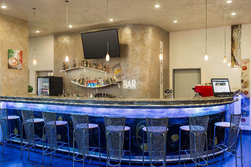 Amedia Express Prag a Trademark by Wyndham - Bar