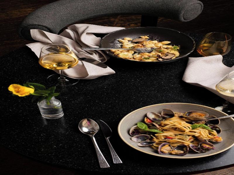 Neues Schloss Hotel Zurich, Autograph Collection - Restoran