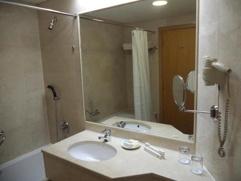 Grand Continental Hotel Abu Dhabi - Oda