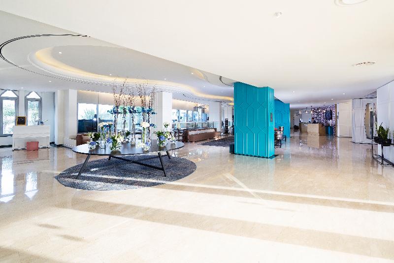 Occidental Sharjah Grand - Lobi