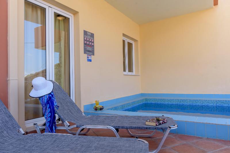 Theo Hotel - Oda