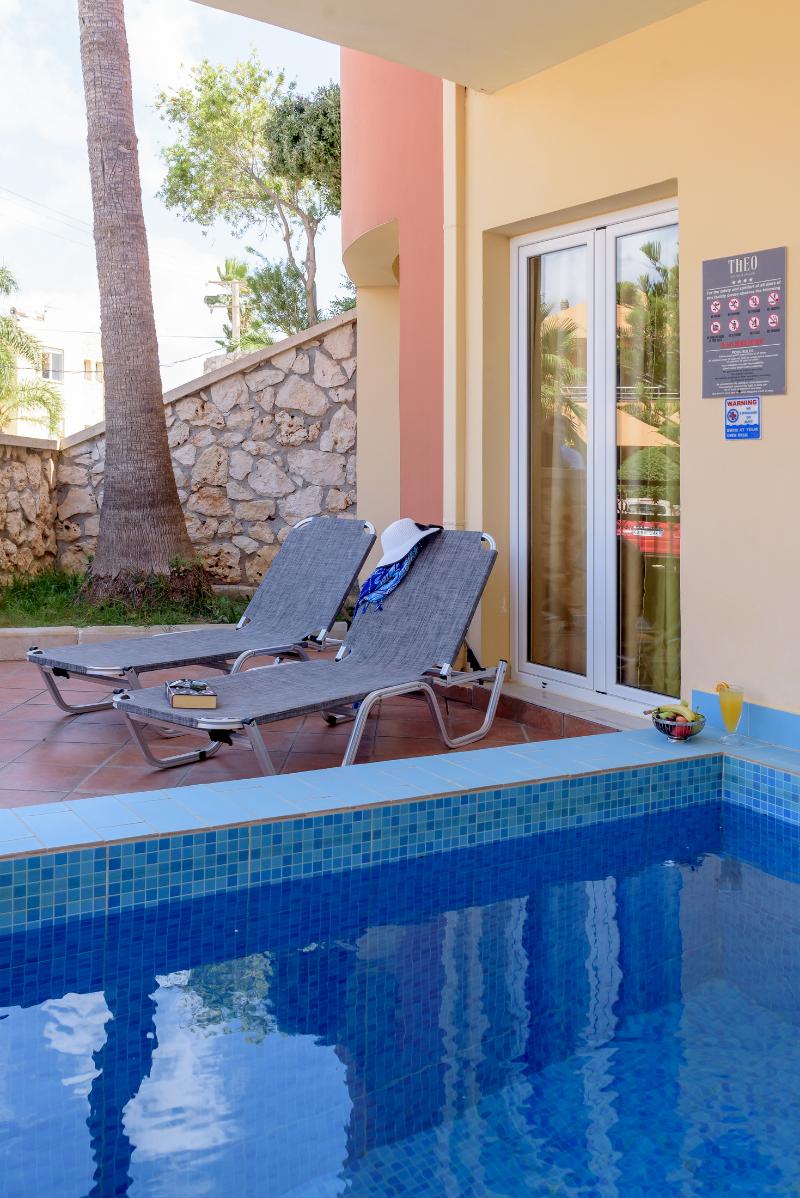 Theo Hotel - Oda