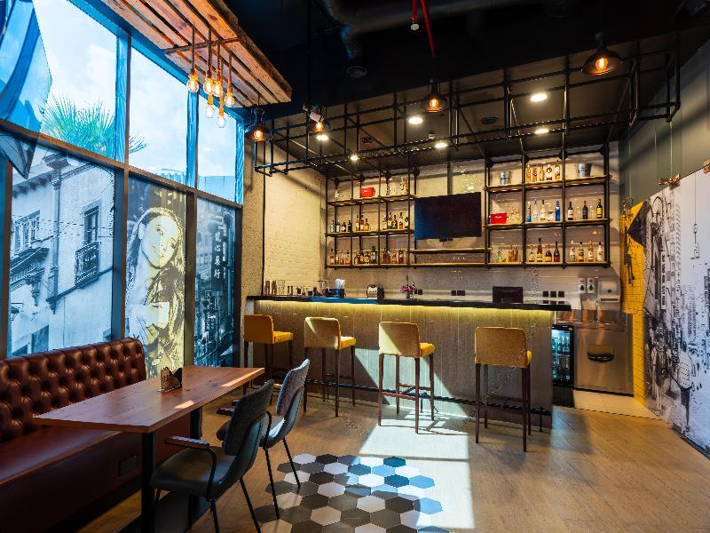 DoubleTree by Hilton Dubai Port Saeed - Bar