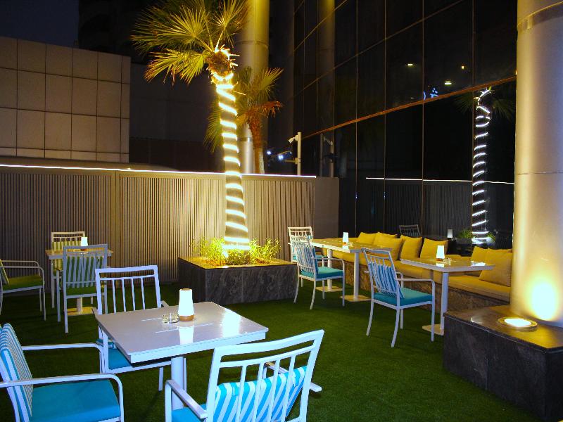 DoubleTree by Hilton Dubai Port Saeed - Bar