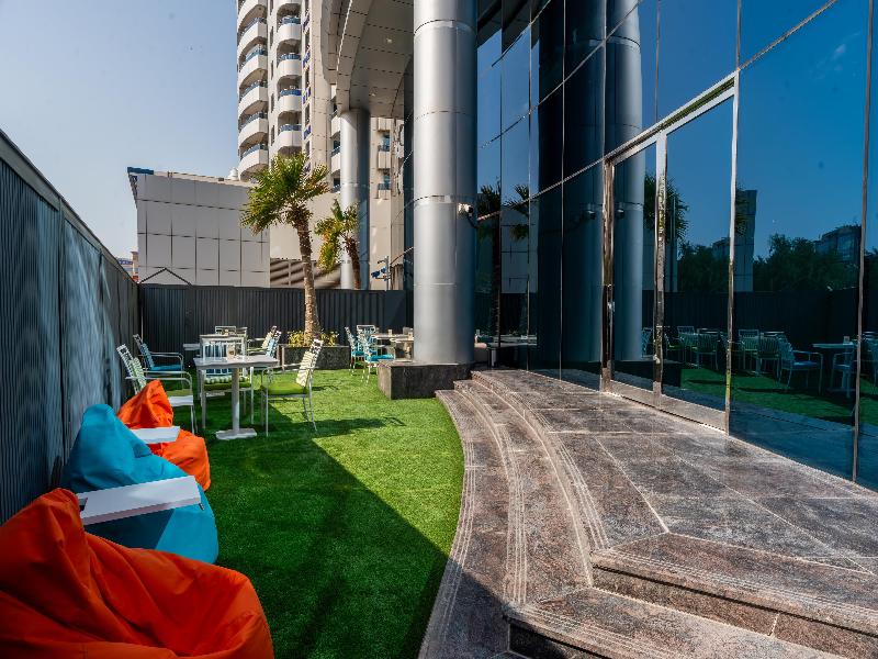 DoubleTree by Hilton Dubai Port Saeed - Bar