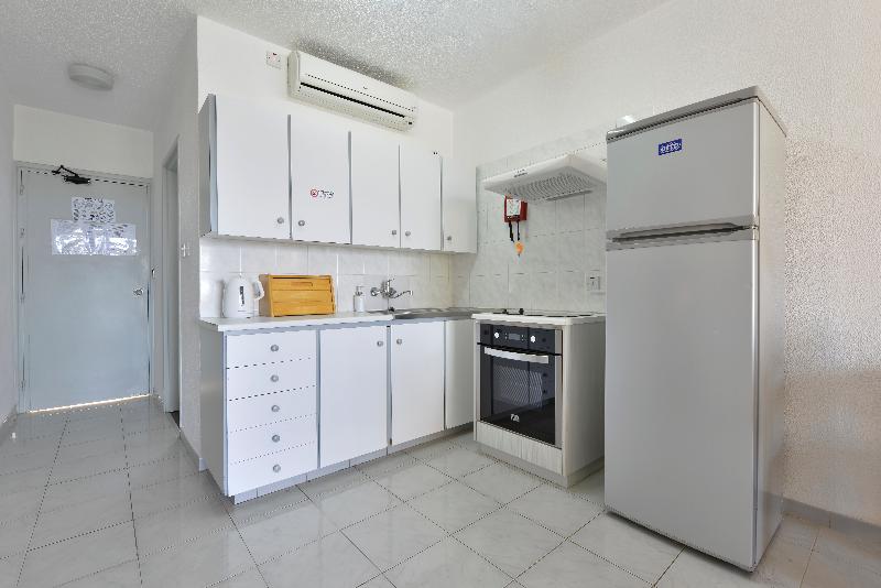 Napa Prince Hotel Apartments - Oda