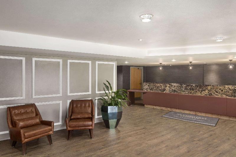 Ramada Hotel & Suites by Wyndham Coventry - Lobi