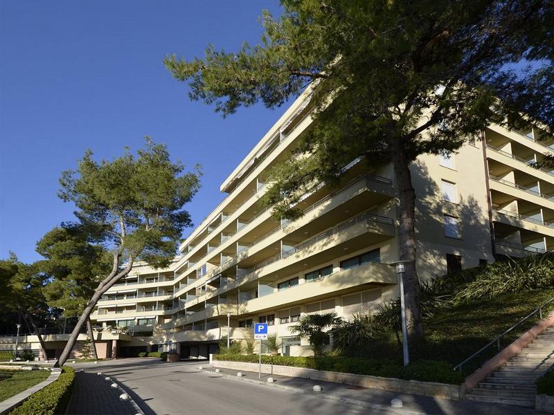 The Residence - Genel