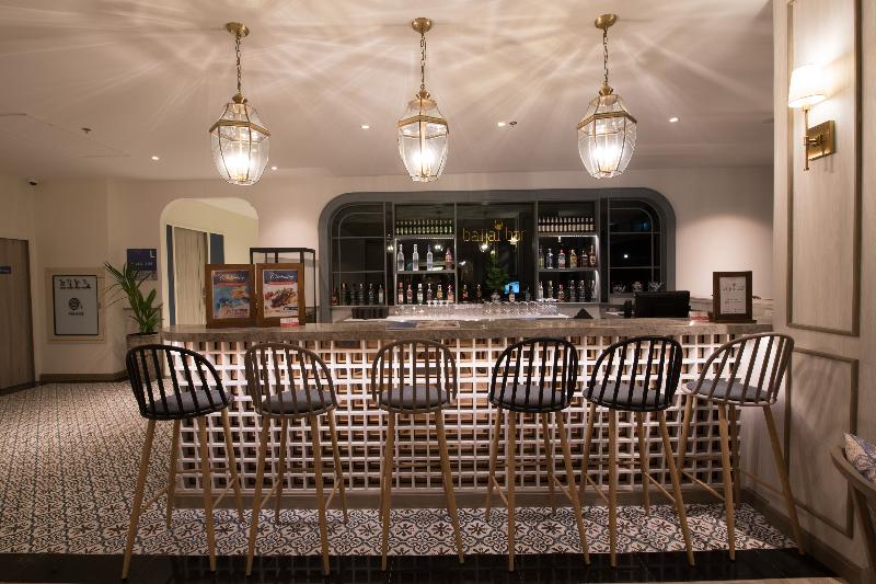 Sawaddi Patong Resort & Spa by Tolani - Bar