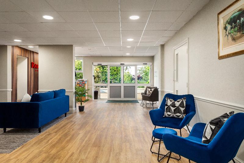 Ramada by Wyndham Cheltenham - Lobi