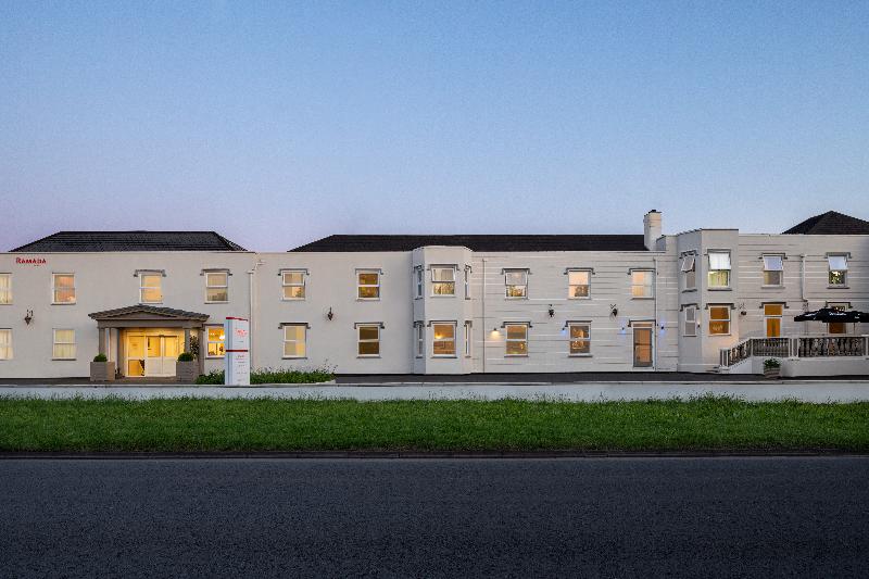 Ramada by Wyndham Cheltenham - Genel