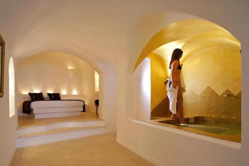 Above Blue Suites - Oda