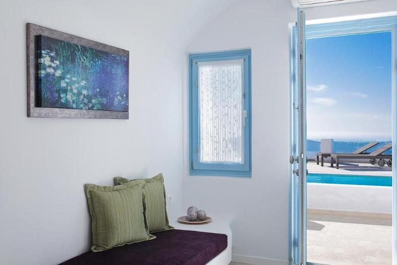 Above Blue Suites - Oda
