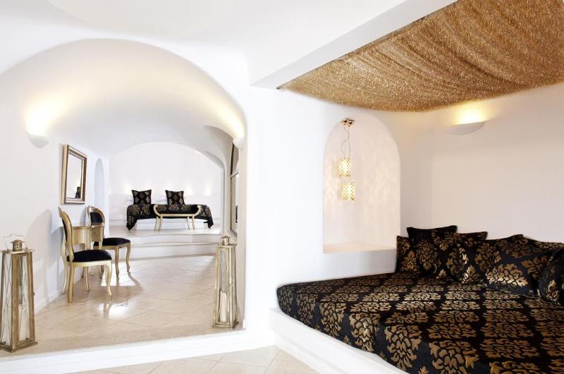 Above Blue Suites - Oda