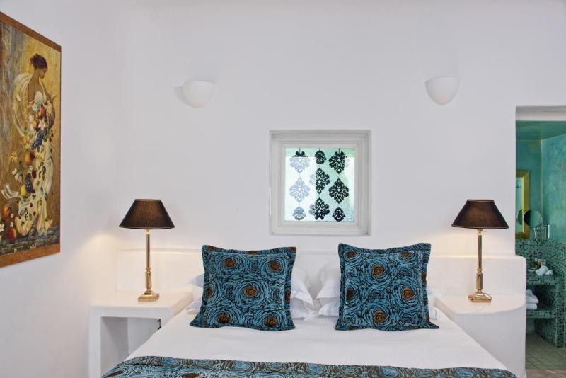 Above Blue Suites - Oda