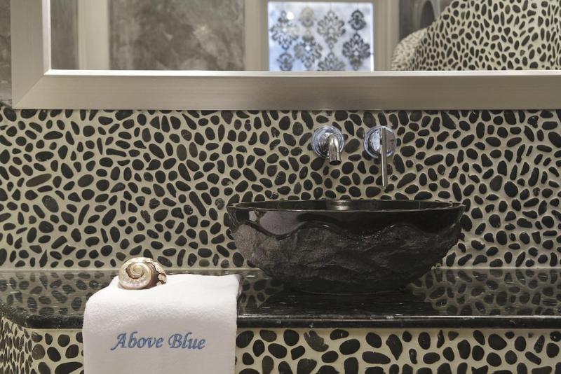 Above Blue Suites - Oda