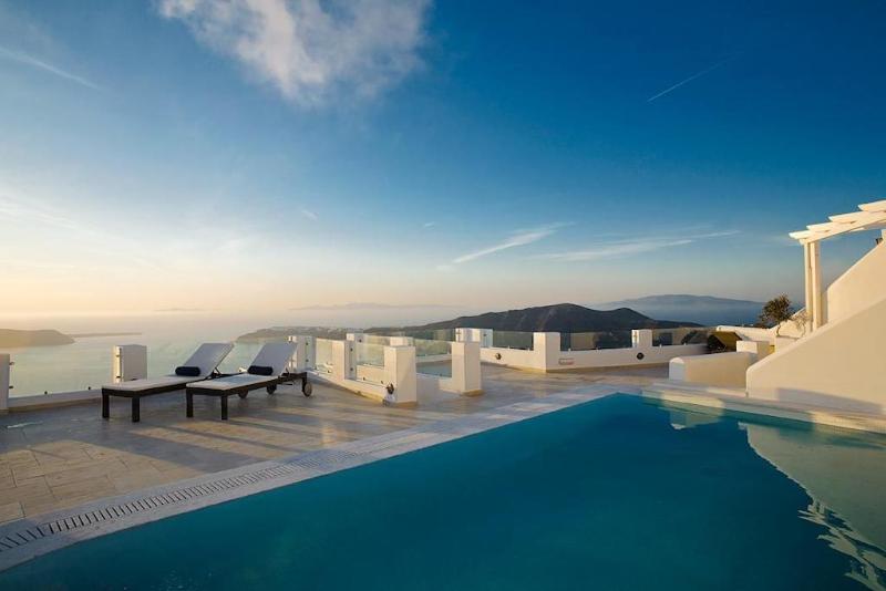 Above Blue Suites - Oda