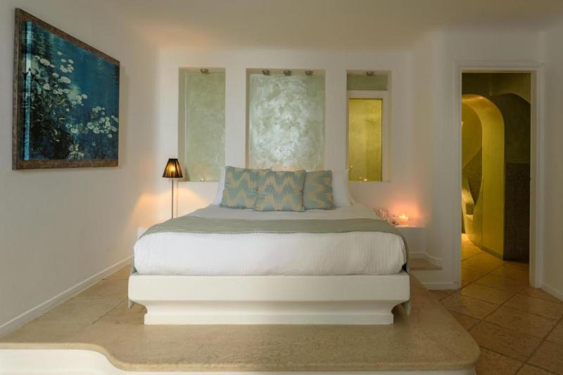 Above Blue Suites - Oda