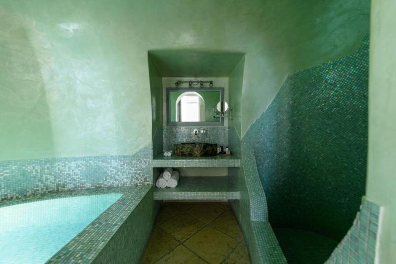 Above Blue Suites - Oda