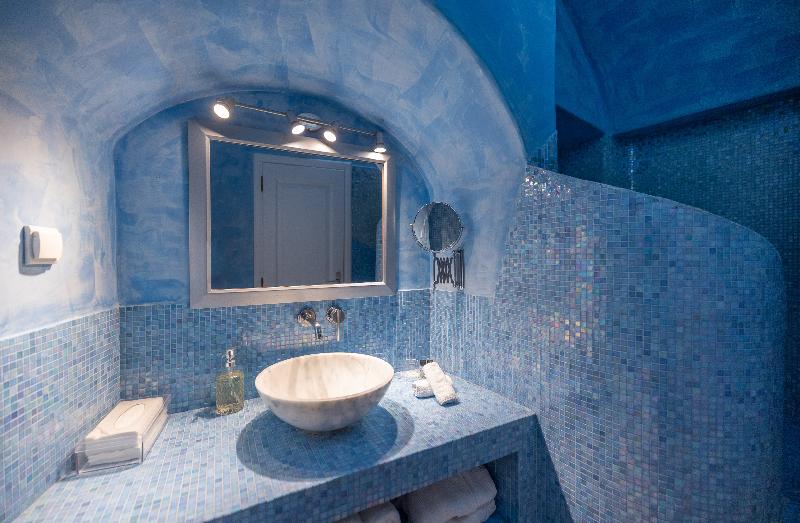 Above Blue Suites - Oda