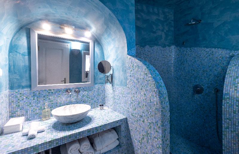 Above Blue Suites - Oda
