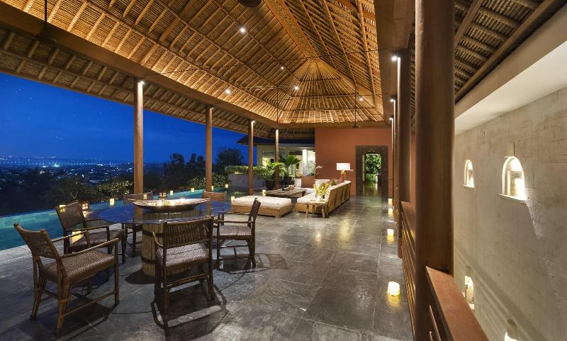 Longhouse - Lobi