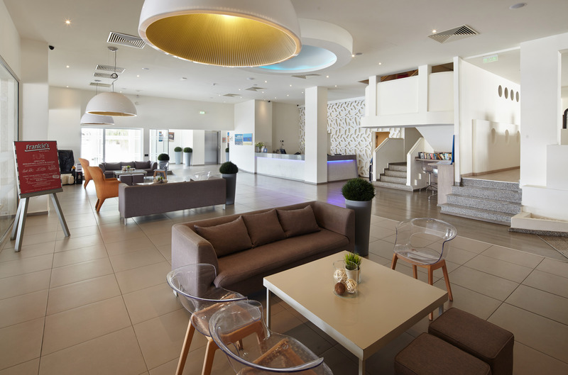 Melpo Antia Hotel & Suites - Lobi