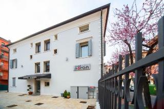 Aaron otel fotoğrafı