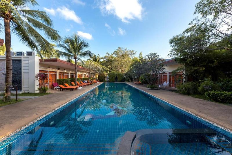 Phuket Sea Resort SHA by ZUZU - Havuz