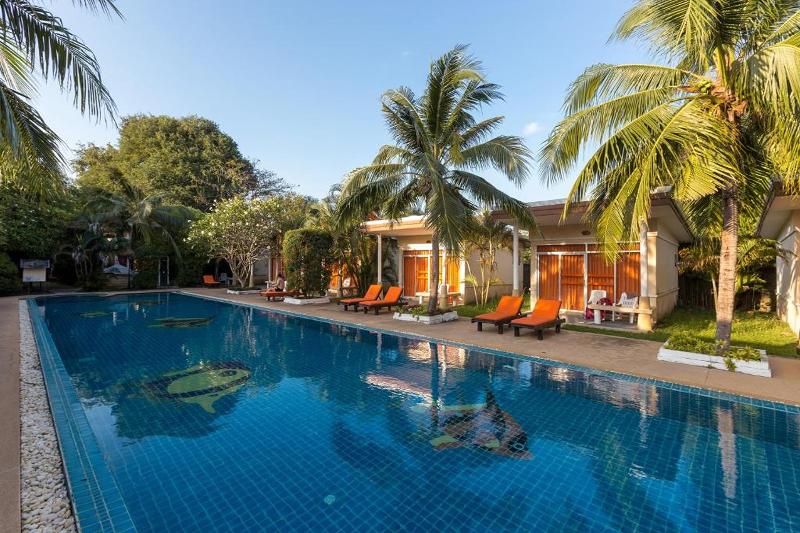 Phuket Sea Resort SHA by ZUZU - Havuz