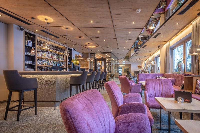 VALARA Alpine Art Hotel - Bar