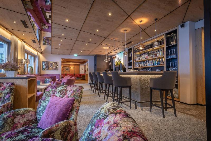 VALARA Alpine Art Hotel - Bar