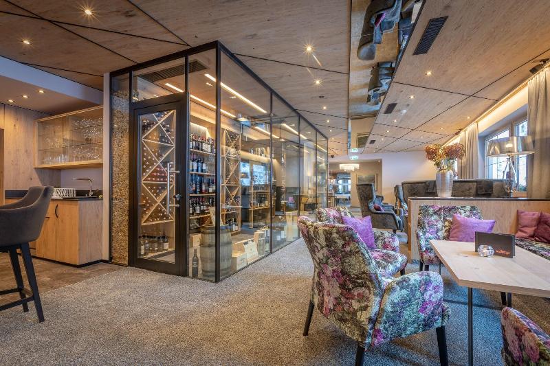 VALARA Alpine Art Hotel - Bar
