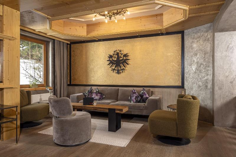 VALARA Alpine Art Hotel - Lobi