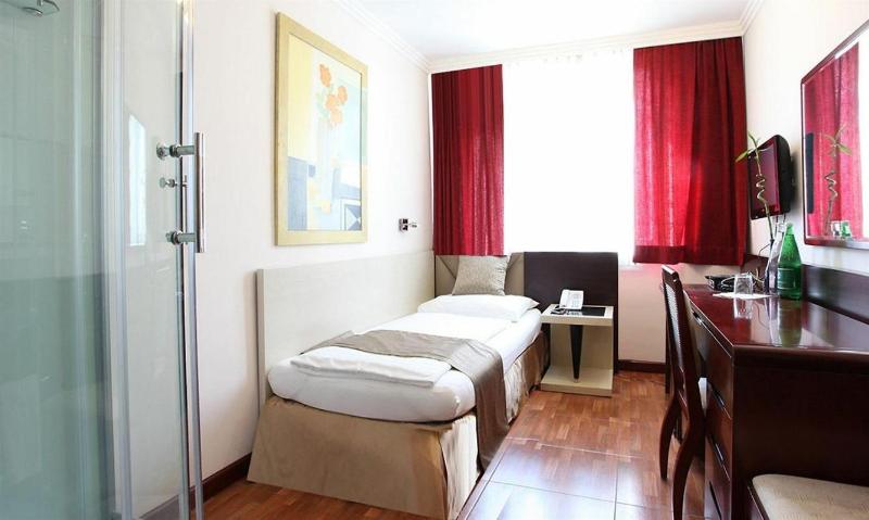 Attaché - Genel