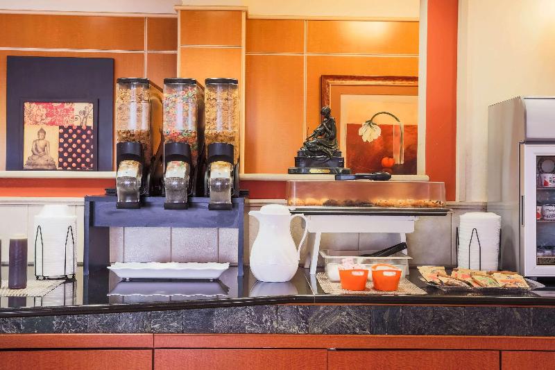 La Quinta Inn & Suites Islip - Restoran