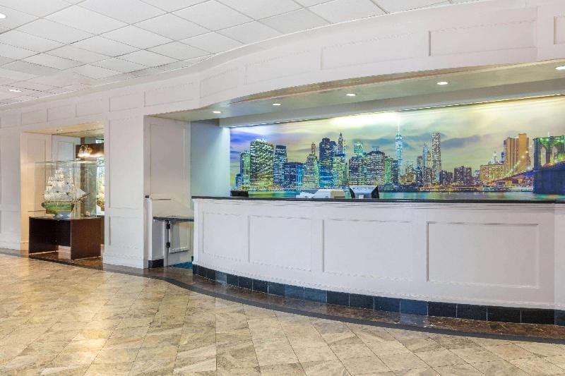 La Quinta Inn & Suites Secaucus - Lobi