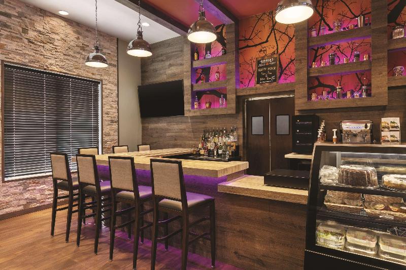 Hampton Inn & Suites Newark Airport Elizabeth - Bar