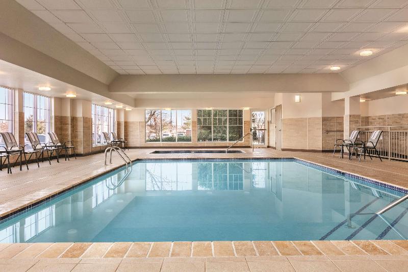 Hampton Inn & Suites Newark Airport Elizabeth - Havuz