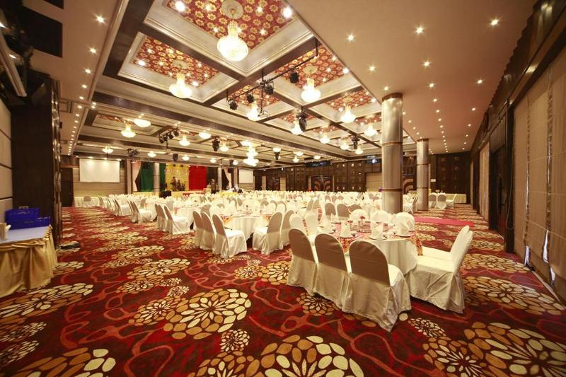 Ruean Phae Royal Park Hotel by ZUZU - Toplantı