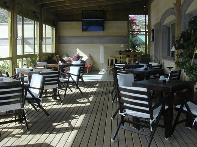 Happy Hotel - Teras