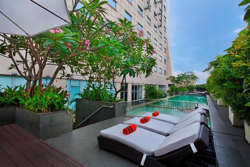 Harris Hotel & Conventions Kelapa Gading - Havuz
