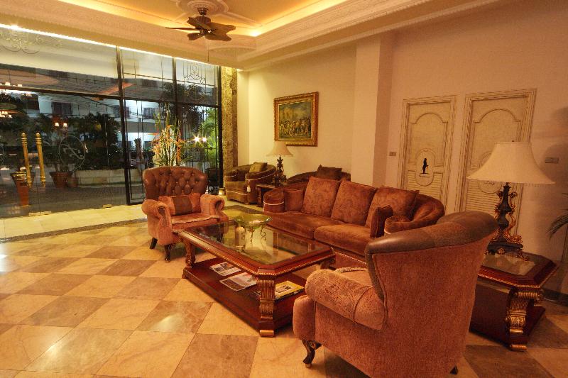 Four Seasons Place - Lobi