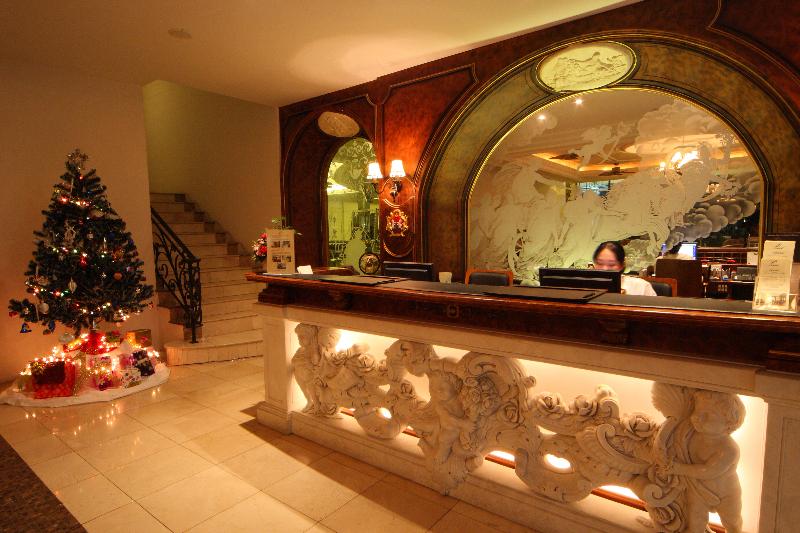 Four Seasons Place - Lobi