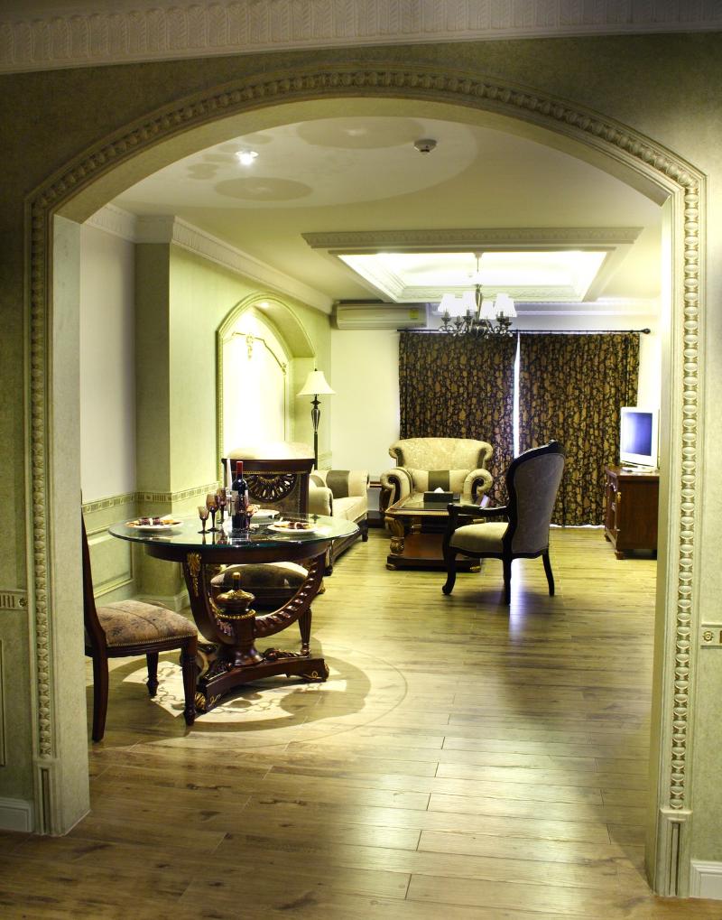 Four Seasons Place - Oda