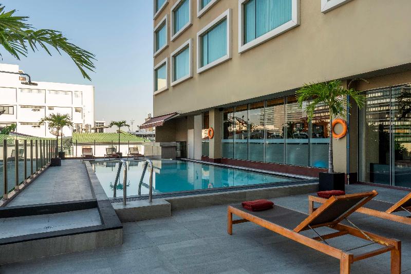Hilton Garden Inn Bangkok Silom - Havuz