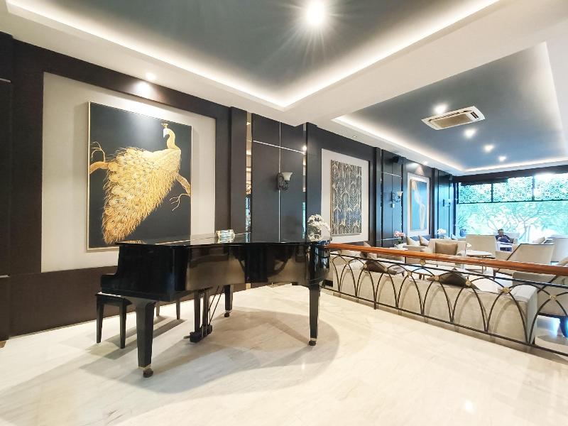 Narita Hotel Surabaya - Lobi