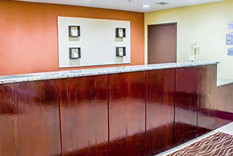 Travelodge by Wyndham Ozone Park - Lobi
