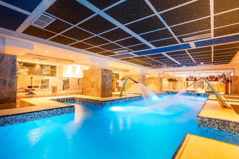 Holiday Inn Al Qasr - Havuz